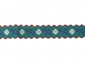 Groen geschulpt sierband met witte bloem  Met rood randje.  Ongeveer 15 mm breed