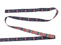 Een donker jeanskleurig sierband met roze bloemen  Ongeveer 15 mm breed