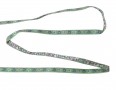 Groen sierband met een paarse en roze bloem en een groen randje  Ongeveer 8 mm breed