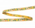 Een zachtgeel sierbanje met geel/oranje bloemen en een geel schulprandje  Ongeveer 18 mm breed