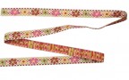 LET OP: 2 stukken van 1 meter op voorraad.  Dus "1" of "2' invullen.  Sierband met een multicolor boerenbont ruit en bloem  Onge
