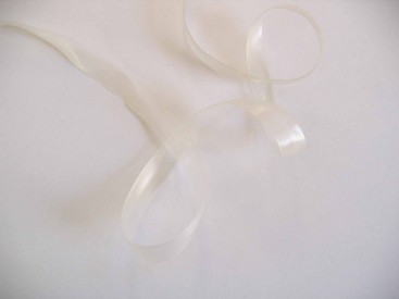Transparant elastiek van de rol. 10 mm. breed.  Prima te gebruiken voor transparante en dunne stoffen en (schouder)bandjes.