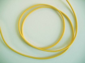 Geel koord elastiek van ca. 3 mm. doorsnee.  Een rol van 50 meter en de prijs is per rol.