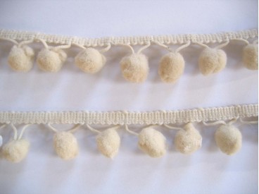 Sierband met pompom bolletjes Creme