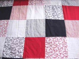 Een leuke patchwork stof in Hollandse kleuren. De blokken zijn 10x10cm. De stof is niet bedrukt, maar echt aan elkaar genaaid.  