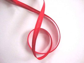 Rood biaisband van 12 mm. breed.