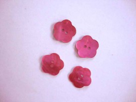 Een roze bloemknoop van parelmoer met een doorsnee van 15 mm.
