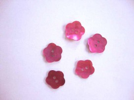 Een roze bloemknoop van parelmoer met een doorsnee van 12 mm.