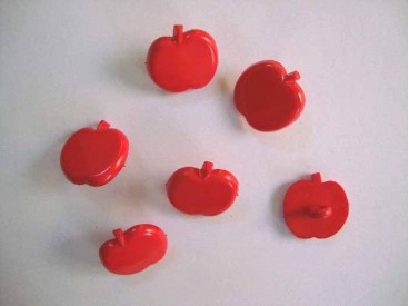 Nederlandse knoop. Een rode kunststof appelknoop met een doorsnee van 15mm. 