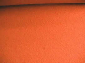 Mooie zware kwaliteit voorgekookte oranje bouclé wolvilt.  Rafelt niet.  100% wol  1.45 mtr.br.  410gr/m2