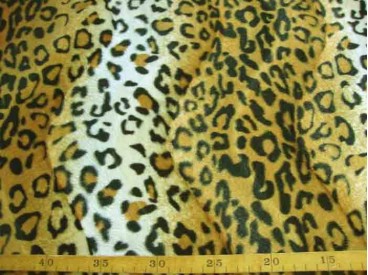 Een bontachtige velboa panter print. Naar 2 kanten, in golf, geschoren. Voor kleding, decoratie en interieur. 100%pes 1.60 mtr.b