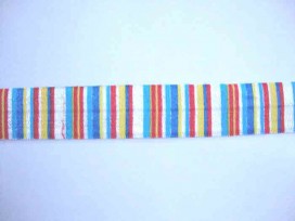 Elastisch biaisband met blauw, geel en rode streepjes.  2 cm.br.