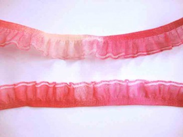 Roze/pink gemeleerd elastisch ruchekant met een dubbele ruche.  20 mm. breed