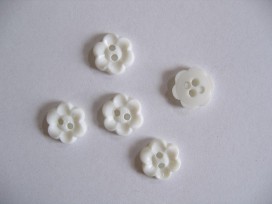 Witte kunststof bloemknoop van 15 mm. doorsnee.