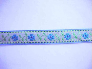 Lichtzand kleurig sierband met een aqua bloem en een lichtblauw randje.  20 mm. breed