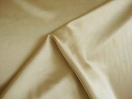 Champagne kleurige stretch satijn. Ook heel geschikt om als voering te gebruiken. 96%pl./3%sp.  1.40 mtr. br.  100gr./m2 