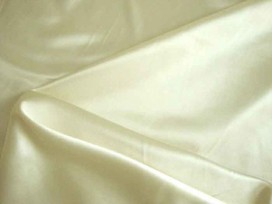 Mooie kwaliteit off-white/creme kleurige stretch satijn.  96%pl./3%sp.1.40 mtr. br.  100gr./m2