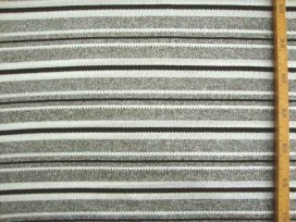 Een gebreide soepelvallende tricot met zwart/grijze breedtestreep. Voelt aan als katoen.  100% polyester  1.40 mtr.br.