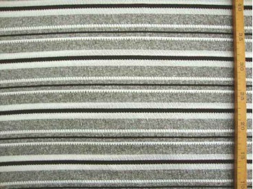 Een gebreide soepelvallende tricot met zwart/grijze breedtestreep. Voelt aan als katoen.  100% polyester  1.40 mtr.br.