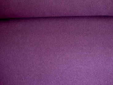 Een soepelvallende gebreide paarse tricot. Voelt aan als katoen.  100% polyester  1.45 mtr. br. 