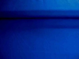 Een effen blauwe katoen die past bij de blauwe boerenbont ruiten, stippen en combi stoffen.  100% katoen  1.45 meter breed.