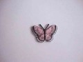 Een opstrijkbare vlinder applicatie van 3 x 2.5 cm. Roze.