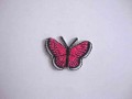 Een opstrijkbare vlinder applicatie van 3 x 2.5 cm. Pink