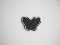Een opstrijkbare vlinder applicatie van 3 x 2.5 cm. Zwart