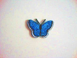 Een opstrijkbare vlinder applicatie van 3 x 2.5 cm. Aqua glitter