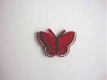 Een opstrijkbare vlinder applicatie van 3 x 2.5 cm. Rood glitter