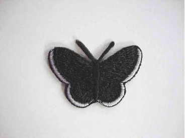 Een opstrijkbare vlinder applicatie van 5 x 3.5 cm. Zwart