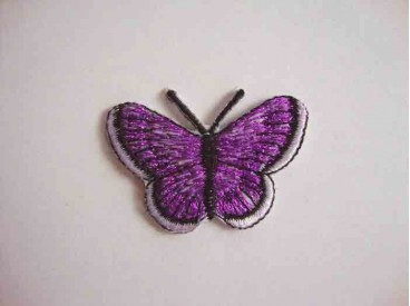 Een opstrijkbare vlinder applicatie van 5 x 3.5 cm. Paars glitter