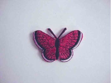 Een opstrijkbare vlinder applicatie van 5 x 3.5 cm. Donkerpink glitter