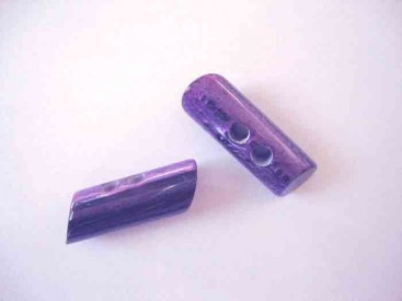 Een paarse 2 gaats hoorn knebelknoop. van 33mm. lang en 10 mm. doorsnee