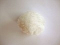 Een wit pom pom bolletje met een doorsnee van 7 cm.  Leuk voor het garneren van mutsen capes of kleding.