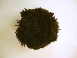 Een diep donkerbruin pom pom bolletje met een doorsnee van 7 cm.  Leuk voor het garneren van mutsen capes of kleding.