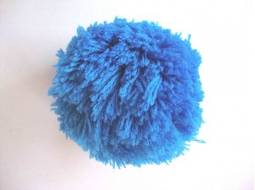 Een donkeraqua pom pom bolletje met een doorsnee van 7 cm.  Leuk voor het garneren van mutsen capes of kleding.