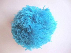 Een aqua kleurig pom pom bolletje met een doorsnee van 7 cm.  Leuk voor het garneren van mutsen capes of kleding.