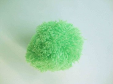 Een lime kleurig pom pom bolletje met een doorsnee van 7 cm.  Leuk voor het garneren van mutsen capes of kleding.