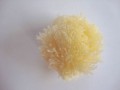 Een zachtgeel pom pom bolletje met een doorsnee van 7 cm.  Leuk voor het garneren van mutsen capes of kleding.