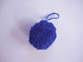 Een kobalt kleurig pom pom bolletje met een doorsnee van 4 cm. en een bevestigings draadje.  Leuk voor het garneren van mutsen c