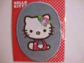 Hello Kitty Ovaal Jeans Zitttend met bloem in haar