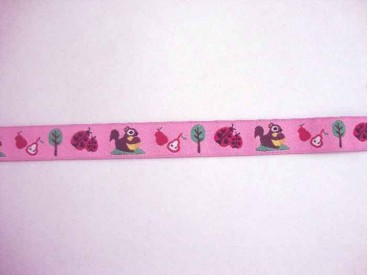 Een roze sierbandje met eekhoorntjes en lieveheersbeestjes.  15 mm. breed