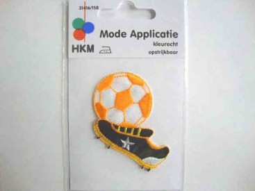 Een opstrijkbare applicatie van 6 x 5 cm.  Voetbal en schoen