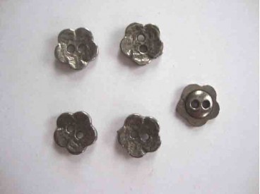 Een zilver metalen bloemknoop met een doorsnee van 15 mm.