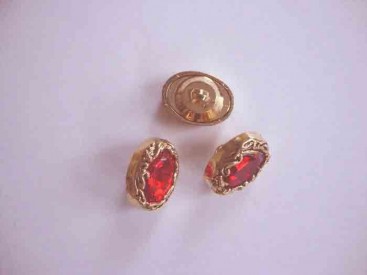 Diamant knoop. Een rood/gouden knoop met een afmeting van 25x18mm.