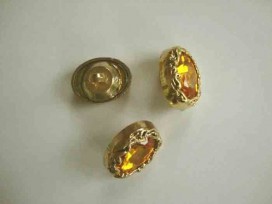 Een geel/gouden diamantknoop met een afmeting van 25x18mm.