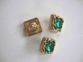 Een vierkant groen/gouden diamant knoop met een afmeting van 20x20mm