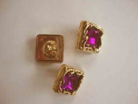 Een vierkant paars/gouden diamant knoop met een afmeting van 20x20mm