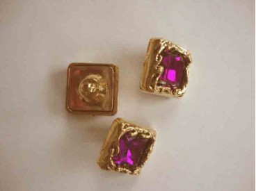 Een vierkant paars/gouden diamant knoop met een afmeting van 20x20mm
